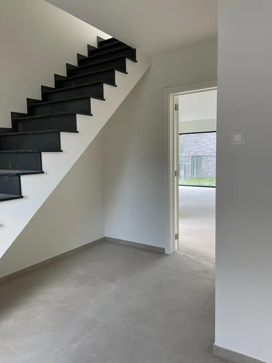 Zeer ruime moderne halfopen nieuwbouwwoning met tuin/terras en garage foto 19
