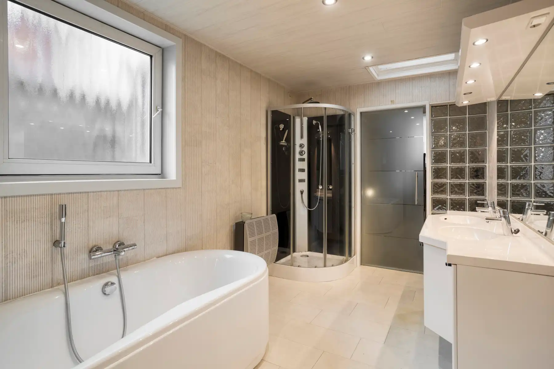 Woning met 6 slaapkamers. foto 10