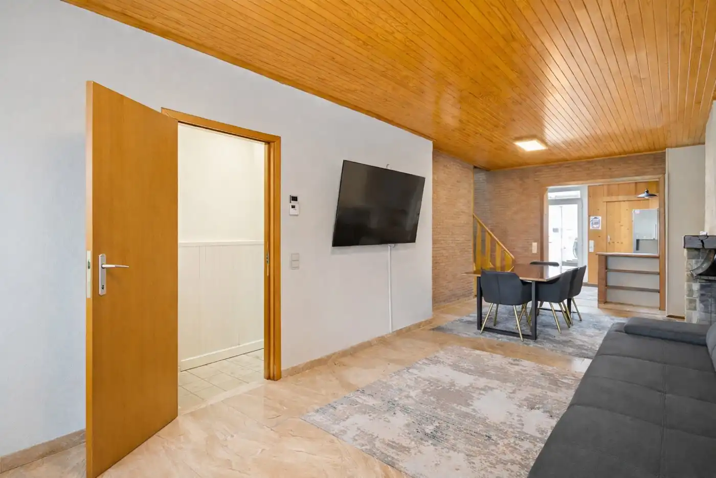 Knusse, centraal gelegen woning met 2 slpk. en garage foto 2