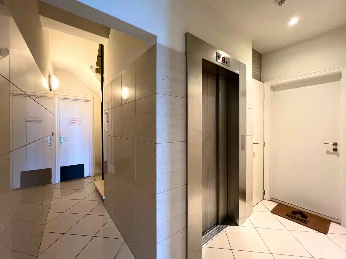 Gerenoveerde studio met slaaphoek op de Zeedijk foto 15