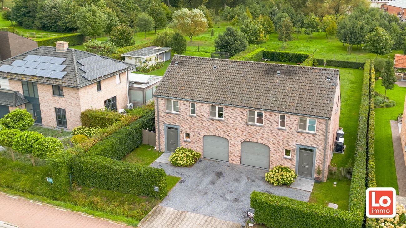 VERKOCHT! Instapklare én energiezuinige halfopen woning met inpandige garage op een topligging in de wijk 'Oudenbos' op de grens tussen Zeveneken en Lokeren. foto {{pictureIndex}}