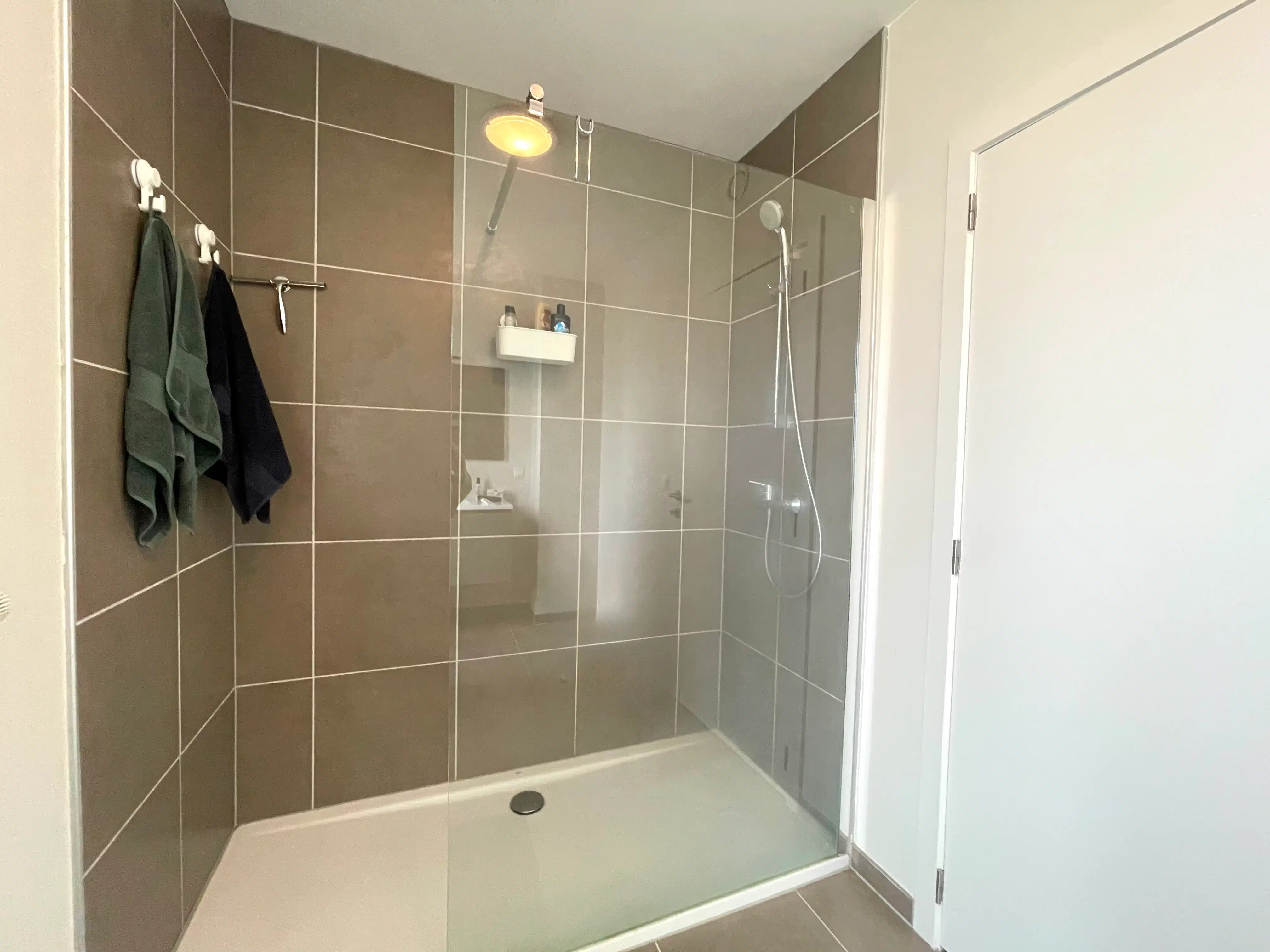 Recent appartement met twee slaapkamers en autostaanplaats foto 9