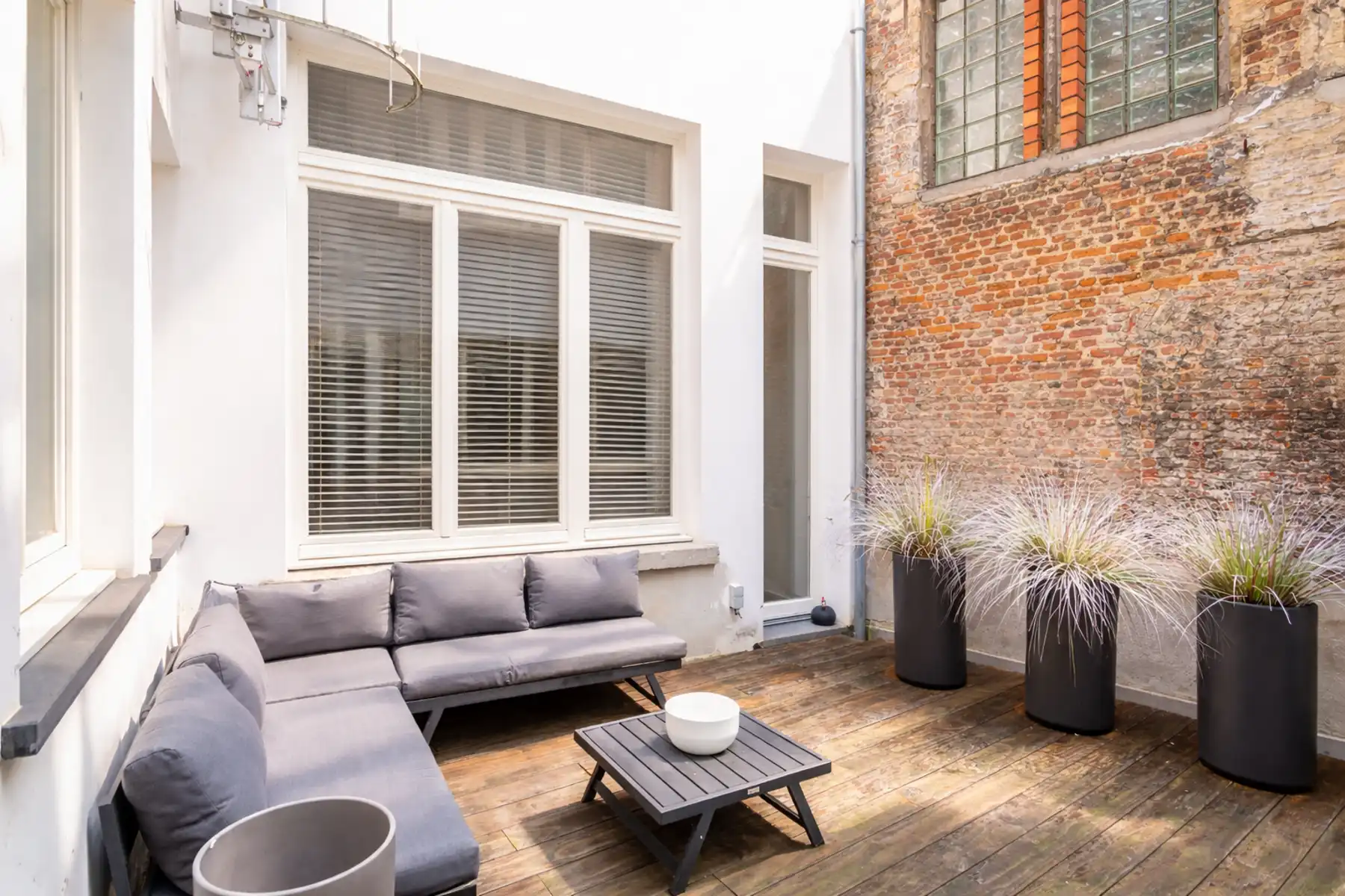 Gelijkvloers appartement met terras nabij historisch centrum foto 2