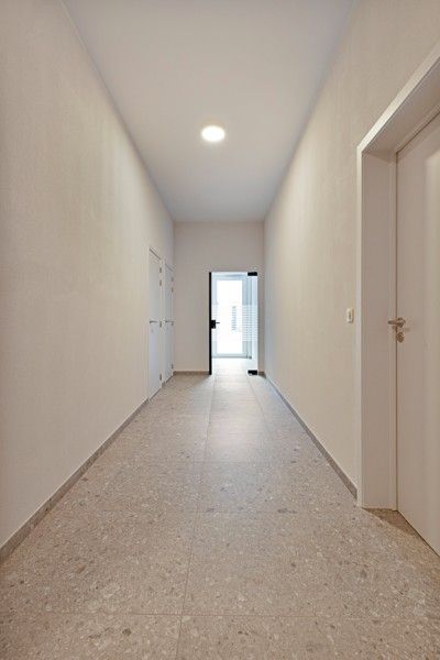 Luxueus appartement met ruime garage in hartje Sint-Baafs-Vijve TE HUUR! foto 5