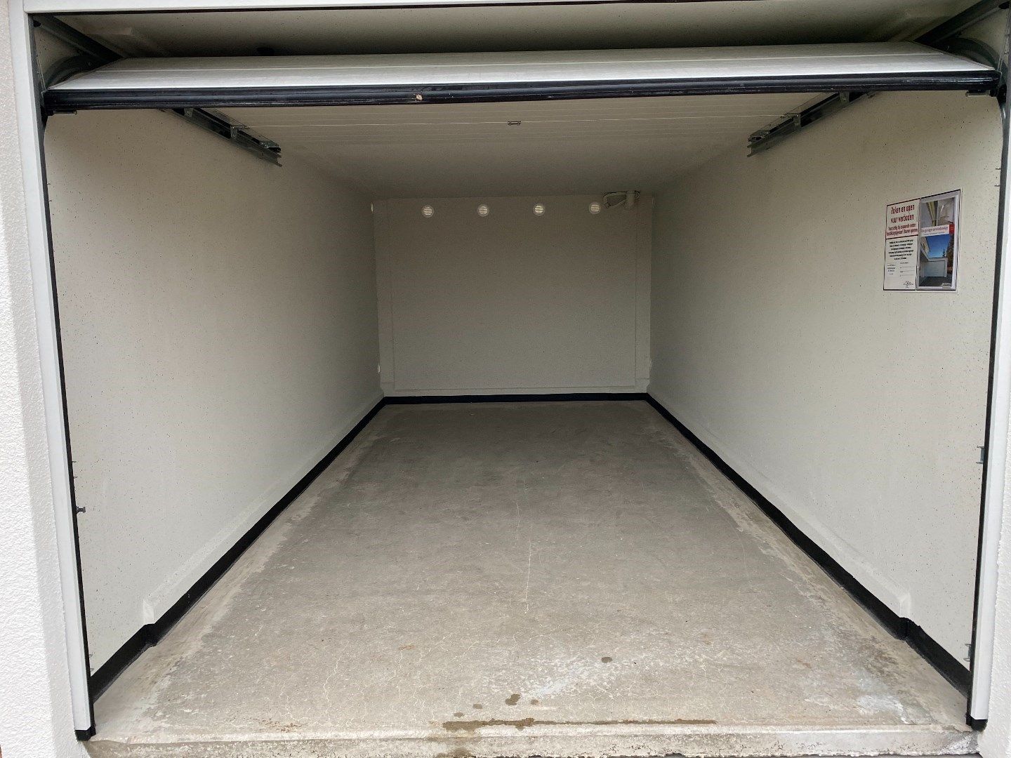 Ruime garages met sectionaalpoorten te huur foto 3