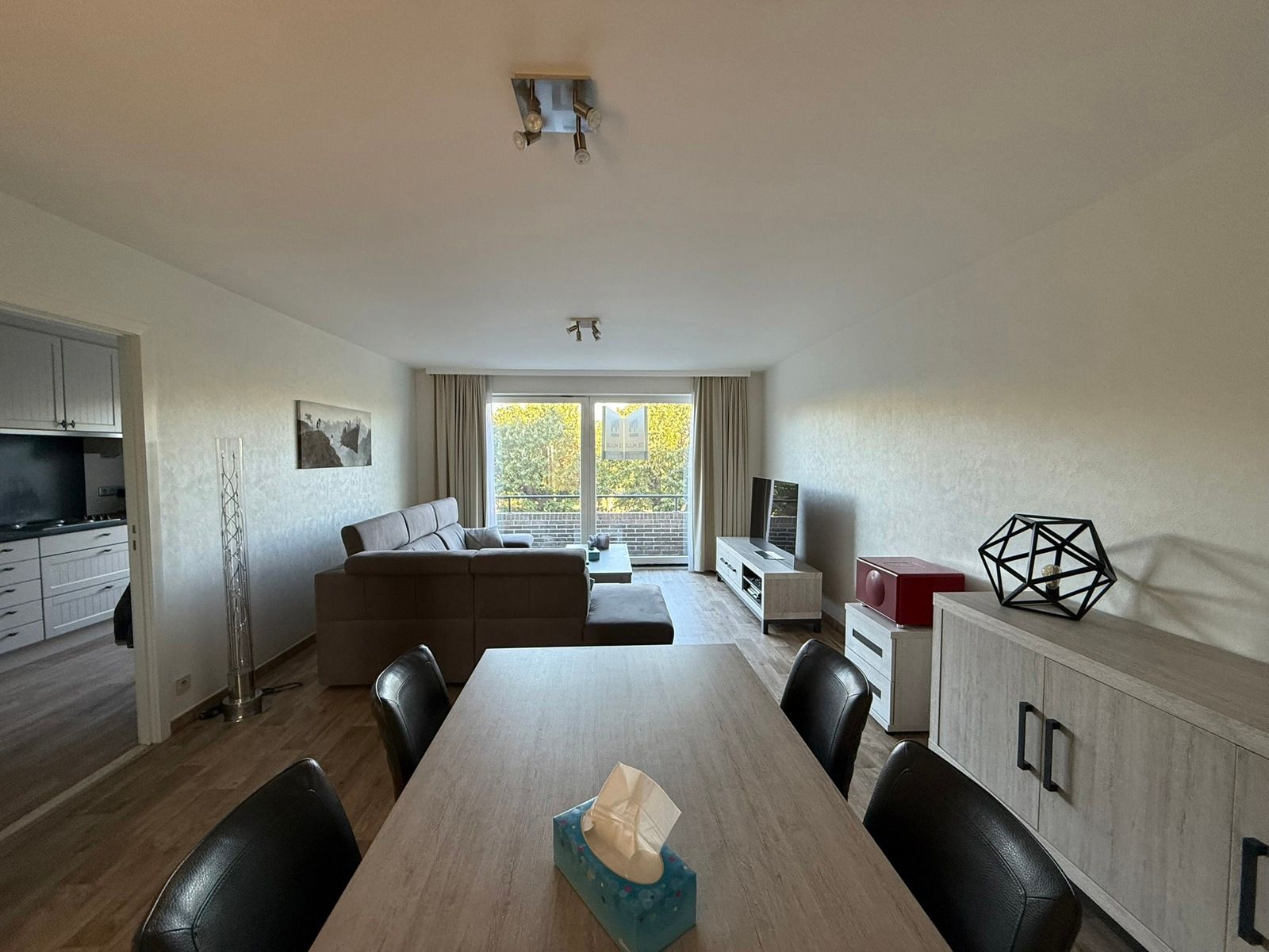 Appartement in het centrum van Tielt met prachtig zicht op het park nabij scholen en openbaar vervoer.    foto 2