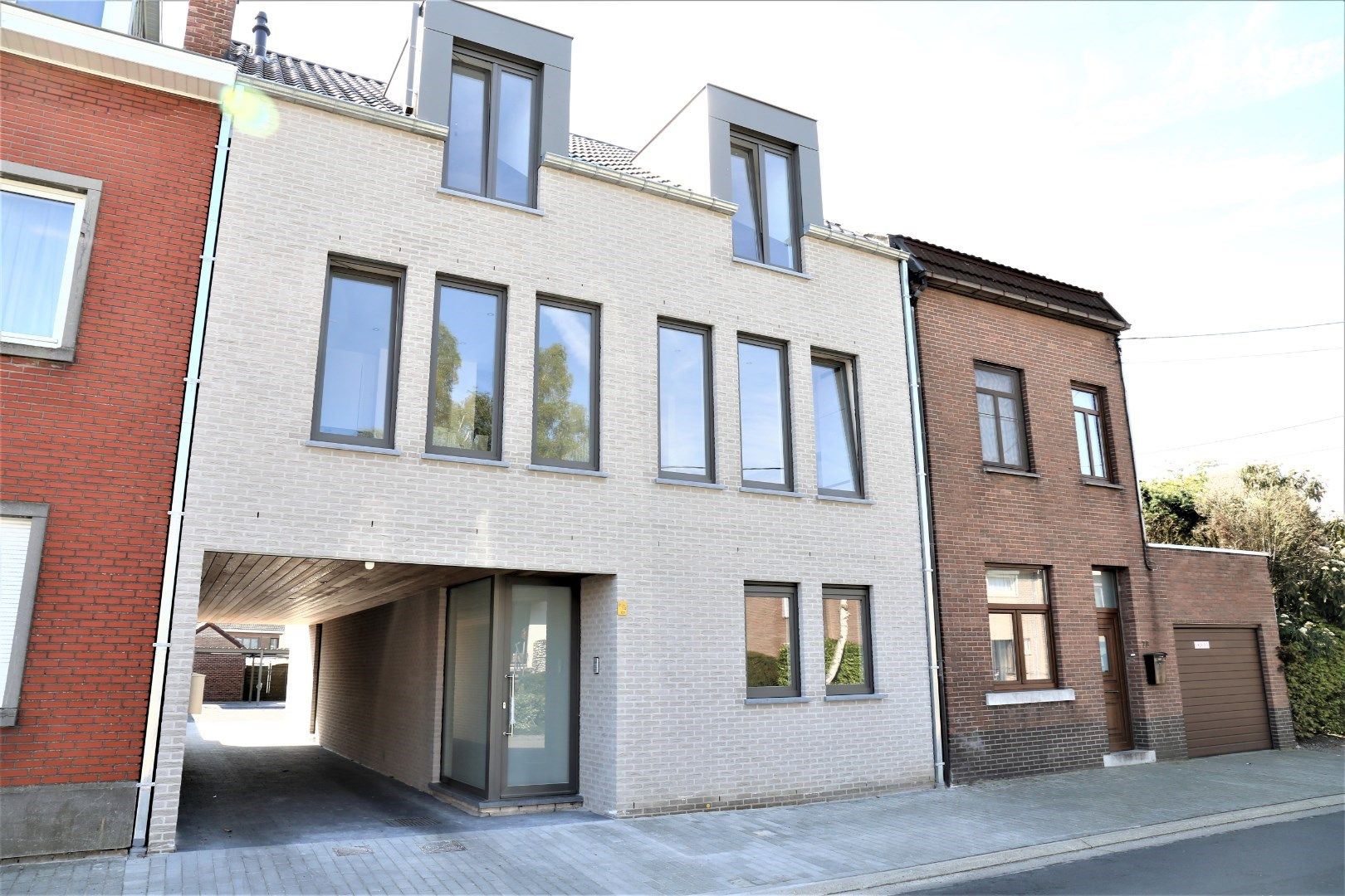 Goed gelegen duplex appartement met 2 slaapkamers, terras en carport te Tongeren foto 1