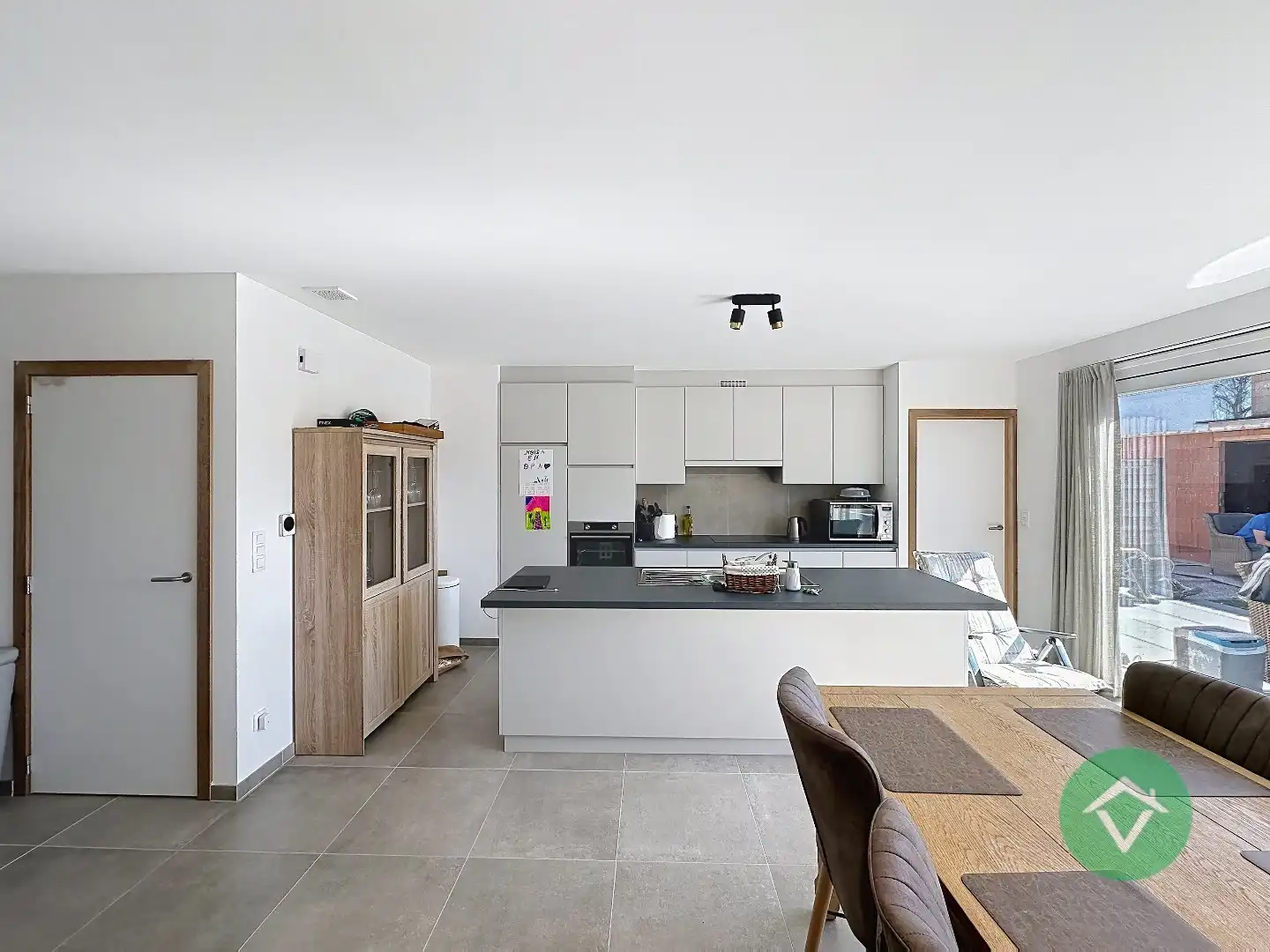 Moderne nieuwbouw tussenwoning met drie slaapkamers en garage in Moere foto 6