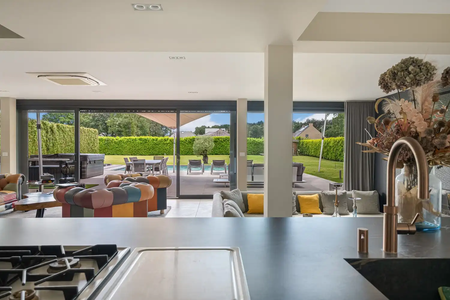 Exclusieve recente villa met verwarmd zwembad, vier garages en inclusief bouwgrond van 10a in een groene omgeving foto 10