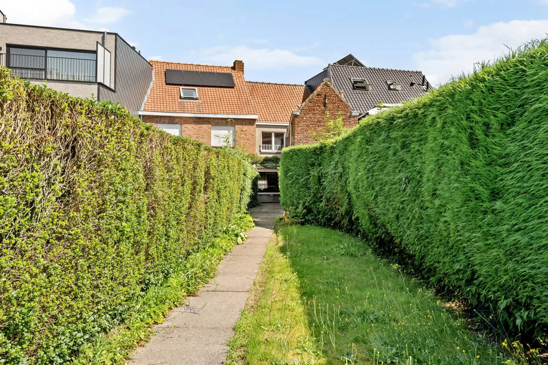Goedgelegen woning met grote zongerichte tuin en garage foto 4
