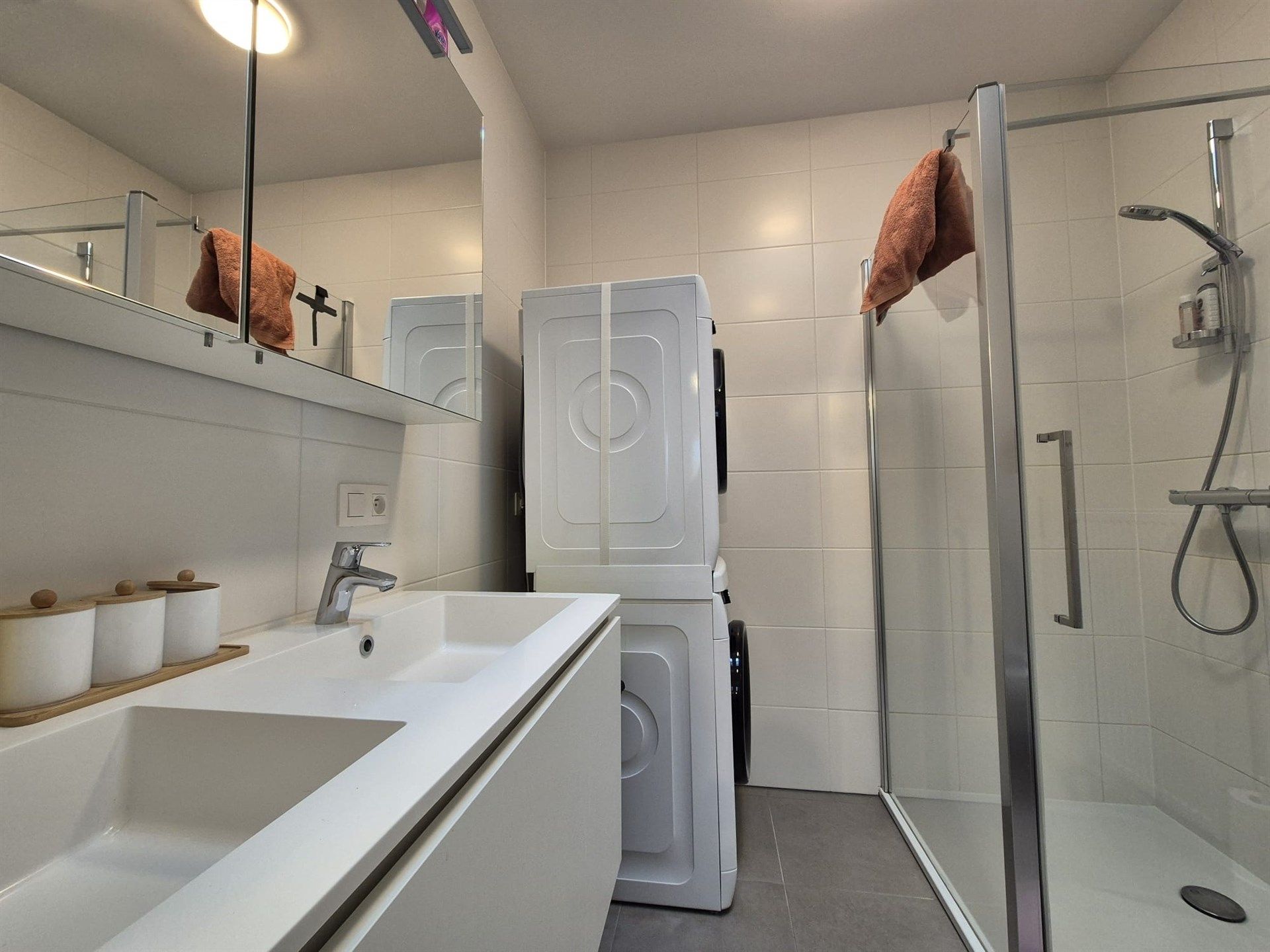 Gerenoveerde knusse rijwoning met tuin.  foto 21