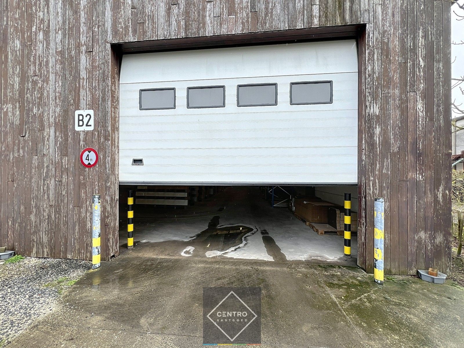 Instapklaar BEDRIJFSGEBOUW bestaande uit een geïsoleerd MAGAZIJN (± 2.935m²) met KANTOORGEBOUW (± 305m²). Ruim verhard buitenterrein én 2 rolbruggen. Op industriezone te Houthulst. foto 27