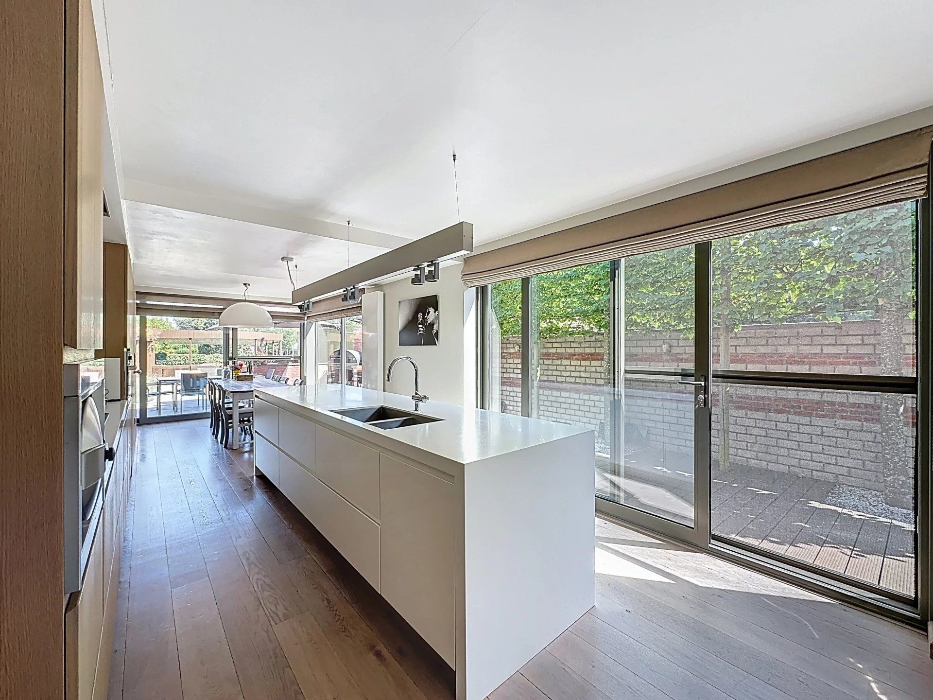 Moderne instapklare woning met 3 slaapkamers op mooi perceel foto 4