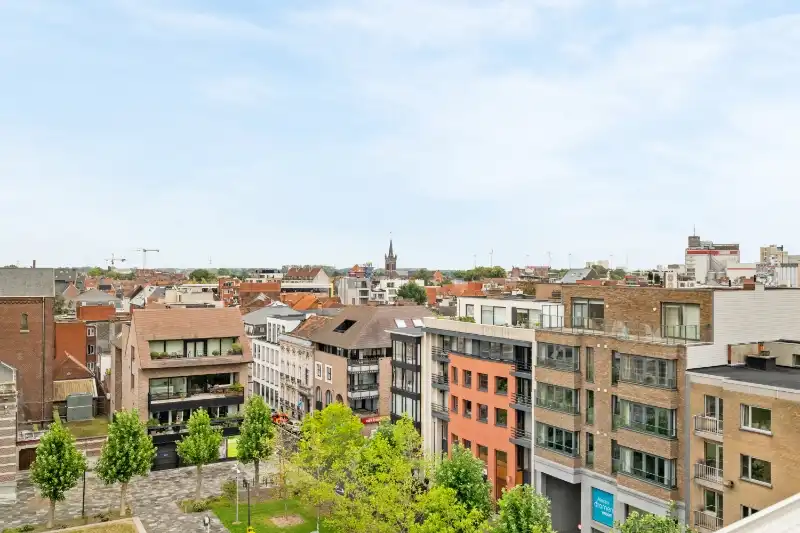 Roeselare-stadskern. PENTHOUSE op 6de verdieping aan het Coninckplein gelegen, met 2 slaapkamers, ochtendterras en avondterras. Een pareltje met unieke ligging ! foto 25