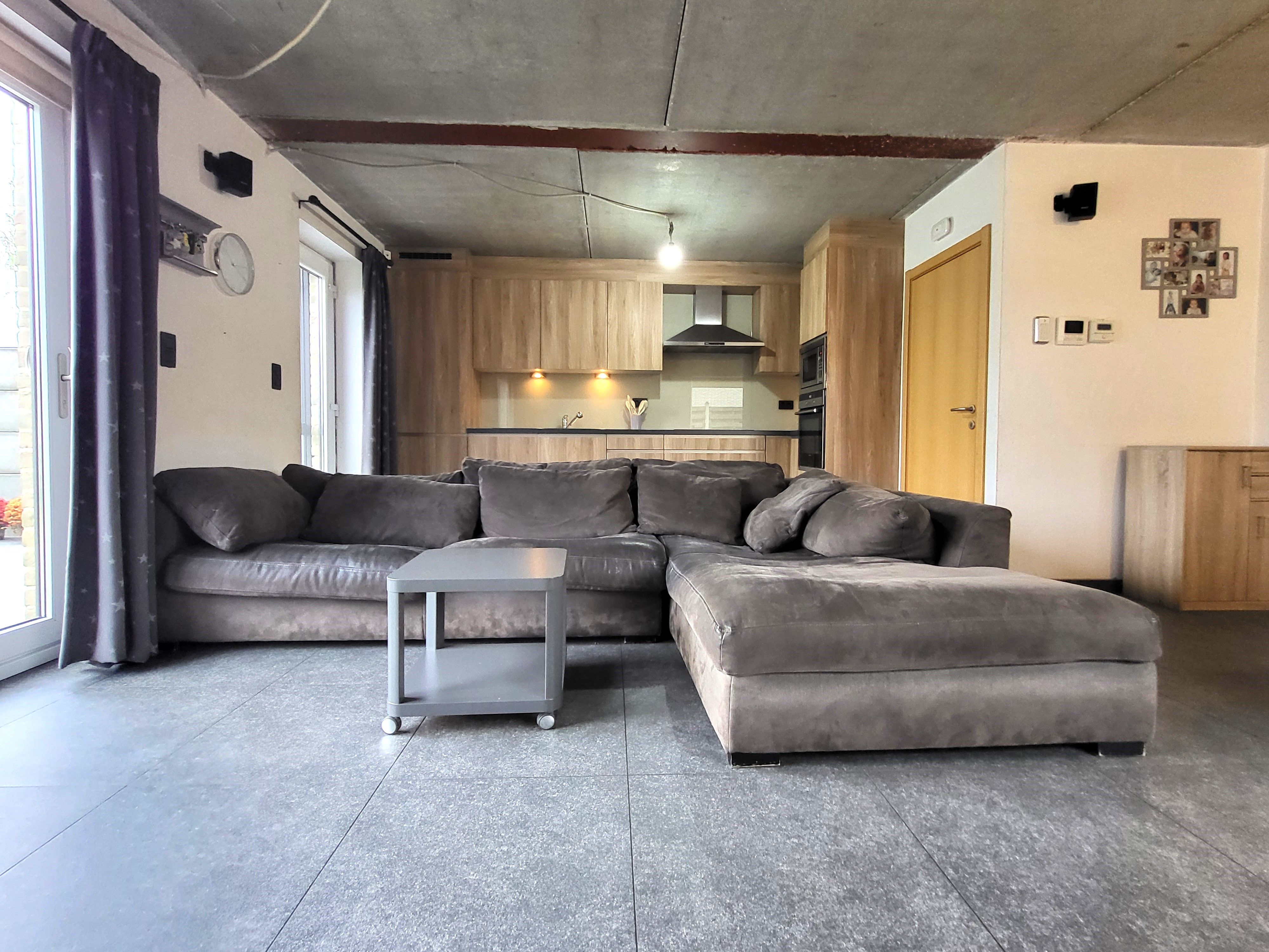 Deze instapklare halfopen woning uit 2014 ligt in een rustige en landelijke straat in Lierde.  foto 11