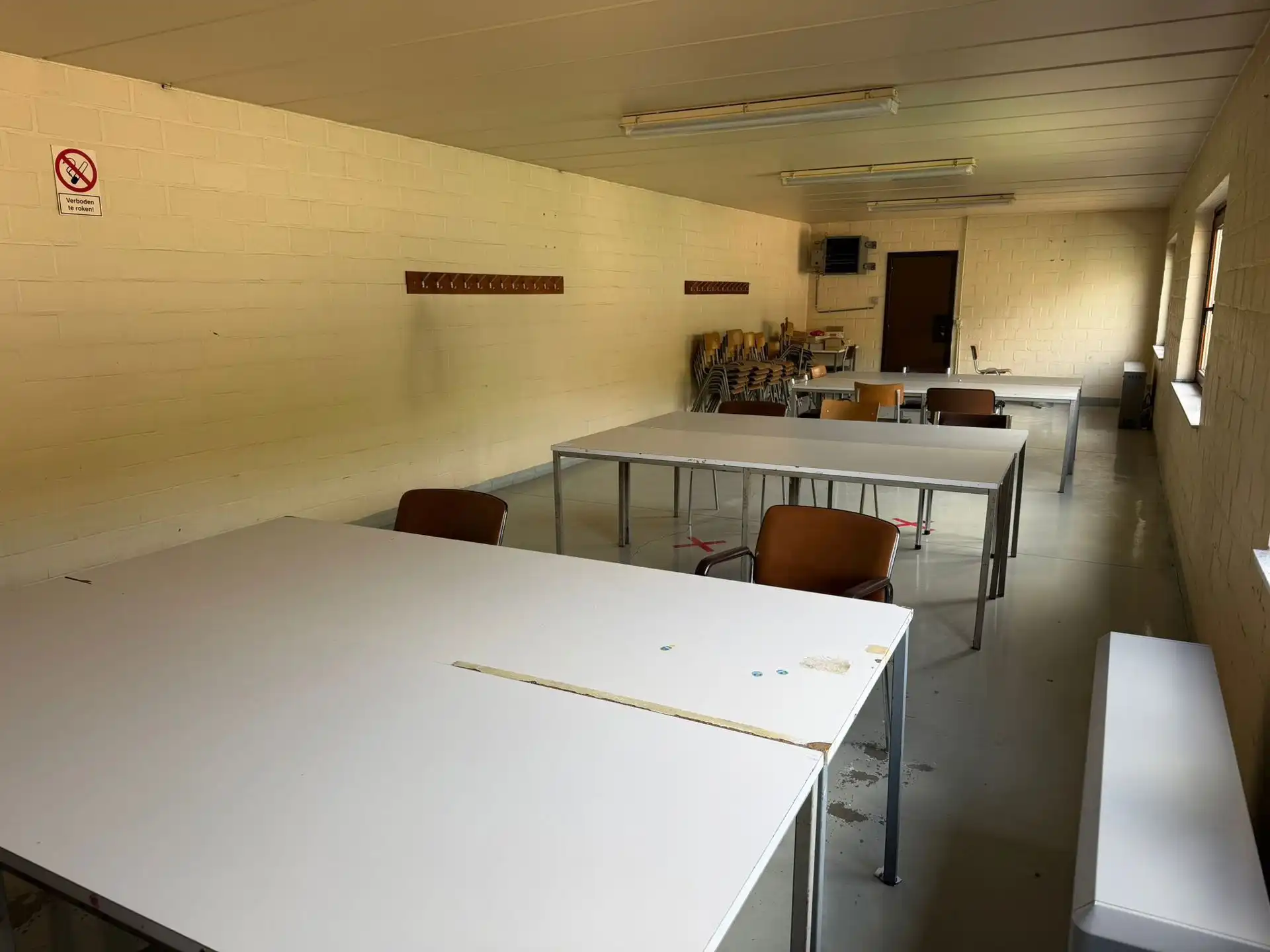 TE HUUR Genk - Bedrijfshal 900m²  + Kantoren 100m² foto 4