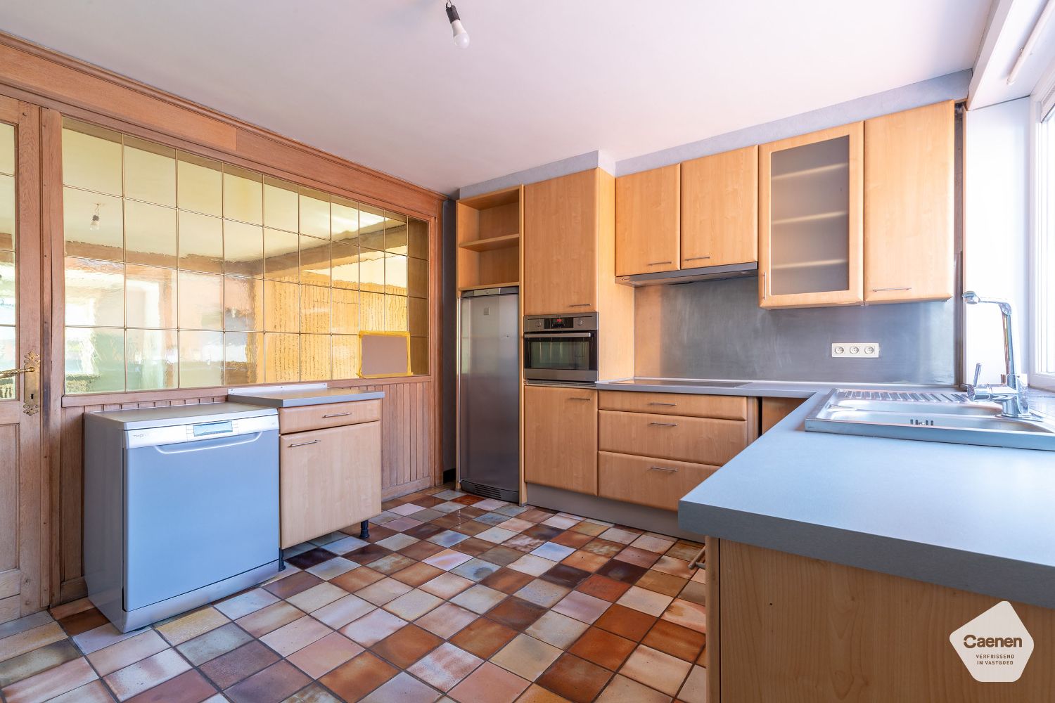 ZEER RUIME HALF-OPEN WONING met 4 slaapkamers en LOODS van 240m² foto 9
