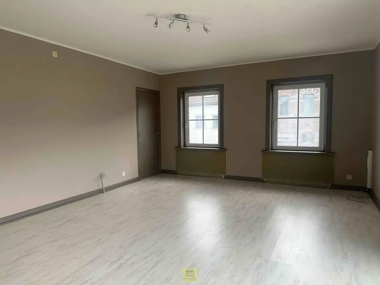 Commerciële ruimte met ruim appartement foto 17