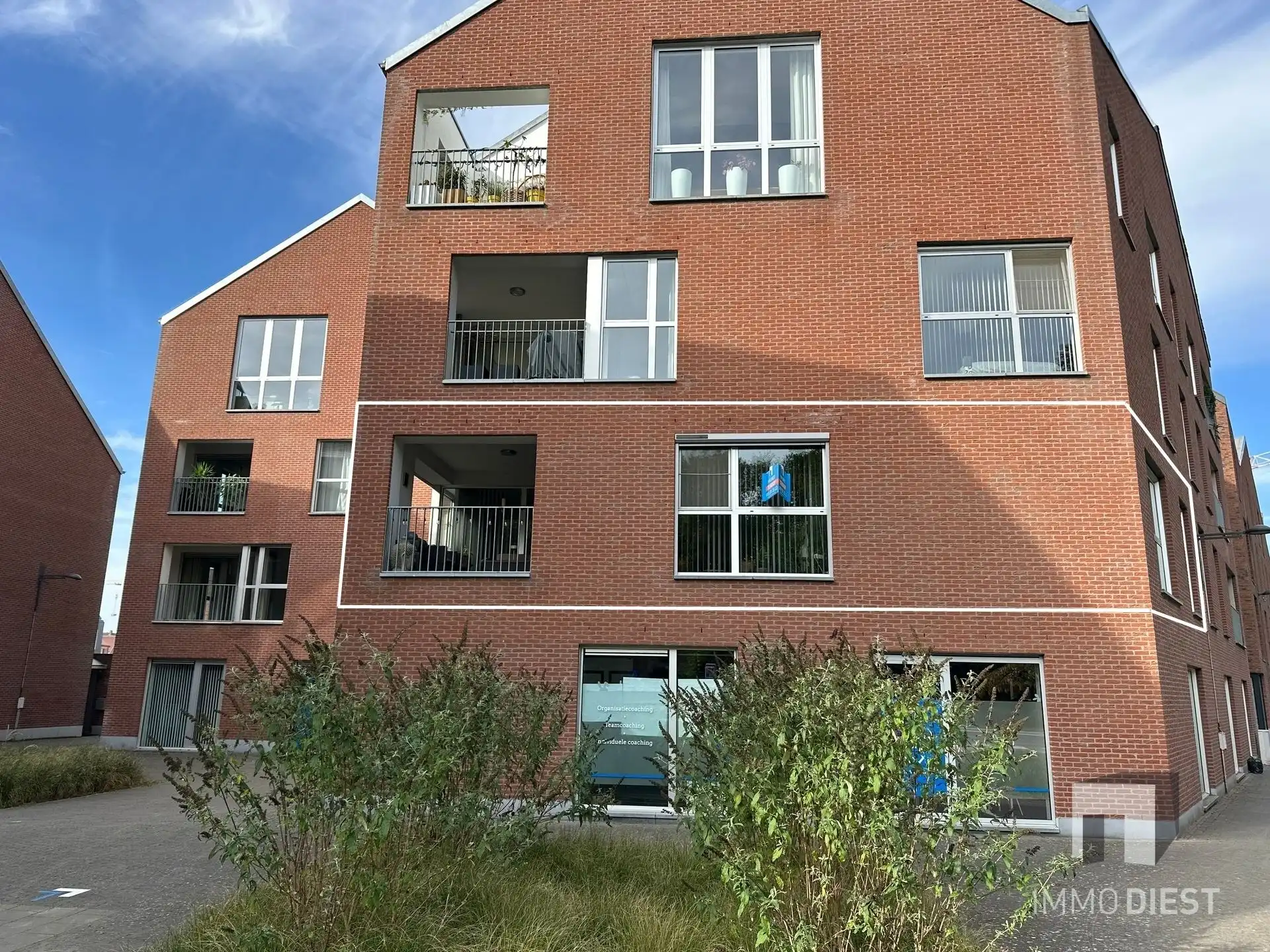 Instapklaar appartement met 2 slpks, terras, parking en kelder foto 2