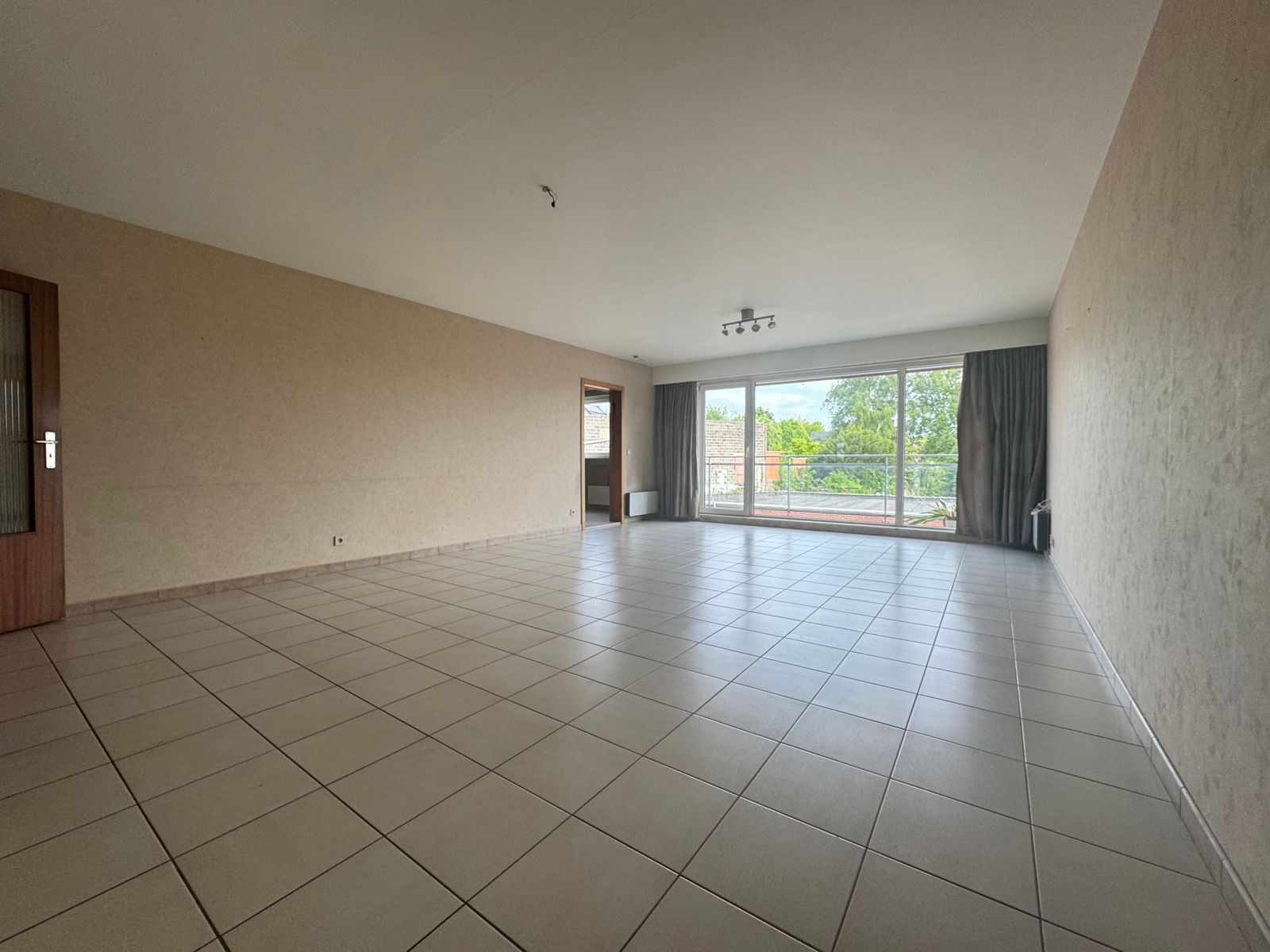 Te huur: ruim 2 slaapkamer appartement in Erembodegem! foto 3