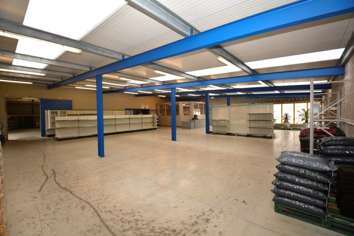 UITSTEKEND GELEGEN MAGAZIJN VAN 565 m²! foto 2