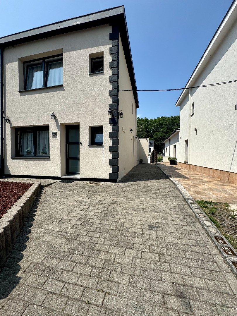 Prachtige halfopen bebouwing te koop nabij centrum met ruimte voor het hele gezin! foto 2