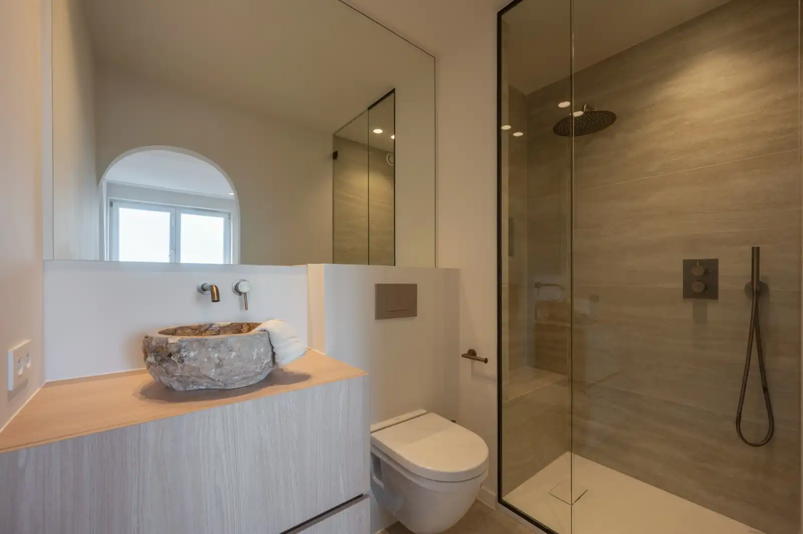 Luxueus 3-slaapkamerappartement met royale gevelbreedte van 6,75 m op de Lippenlsaan. foto 19