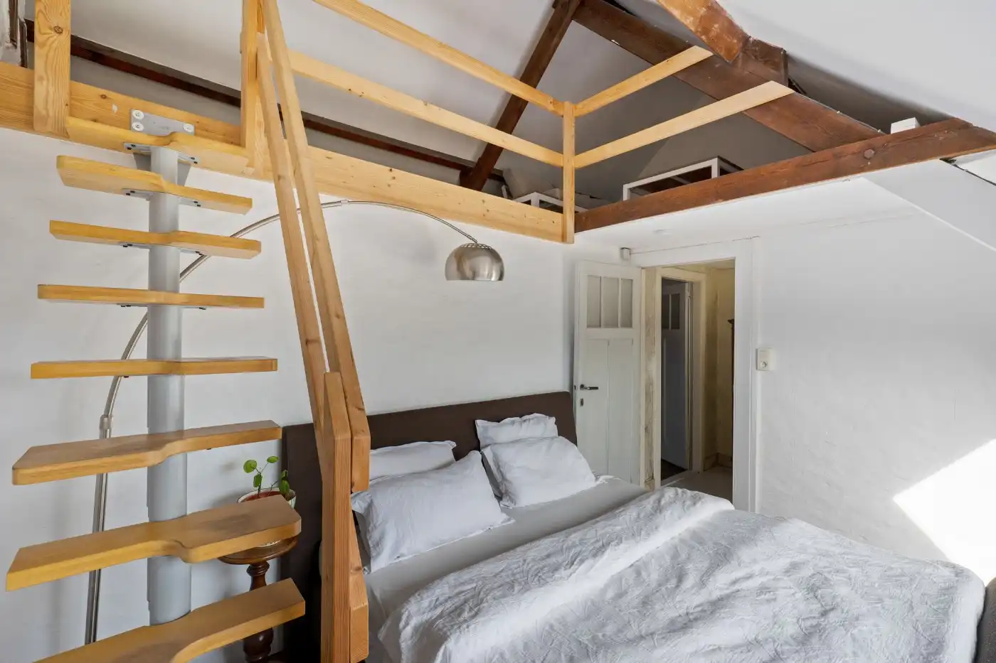 Prachtig gerenoveerde, authentieke woning met 4 slpk. en tuin foto 27