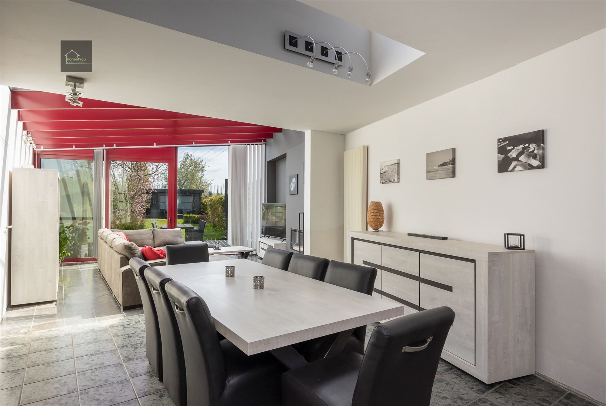 Rustig gelegen en ruime gezinswoning met zonnepanelen foto 3