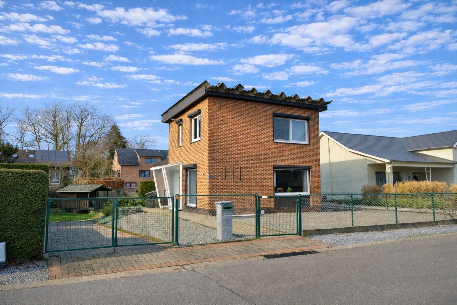 Te renoveren woning met uitzonderlijk potentieel op toplocatie in Neerharen foto {{pictureIndex}}