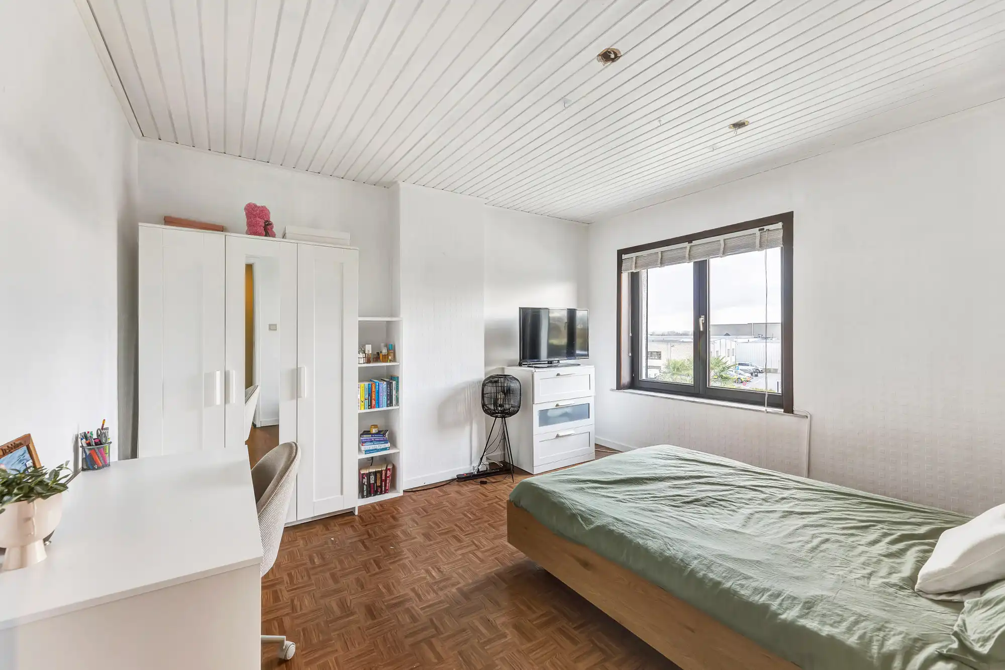 Strategisch gelegen, instapklare woning met veel potentieel foto 18