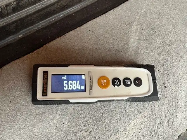 Gesloten garagebox met elektriciteit-verlichting op gelijkvloers complex foto 12