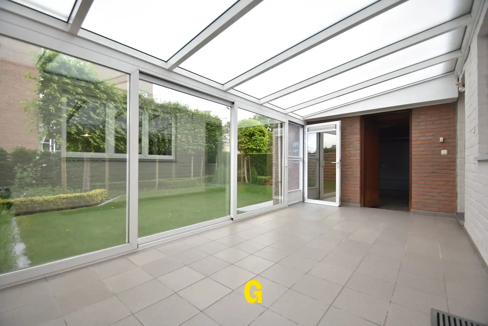 Halfopen woning met drie slaapkamers, tuin en twee garages in hartje Bilzen foto 10