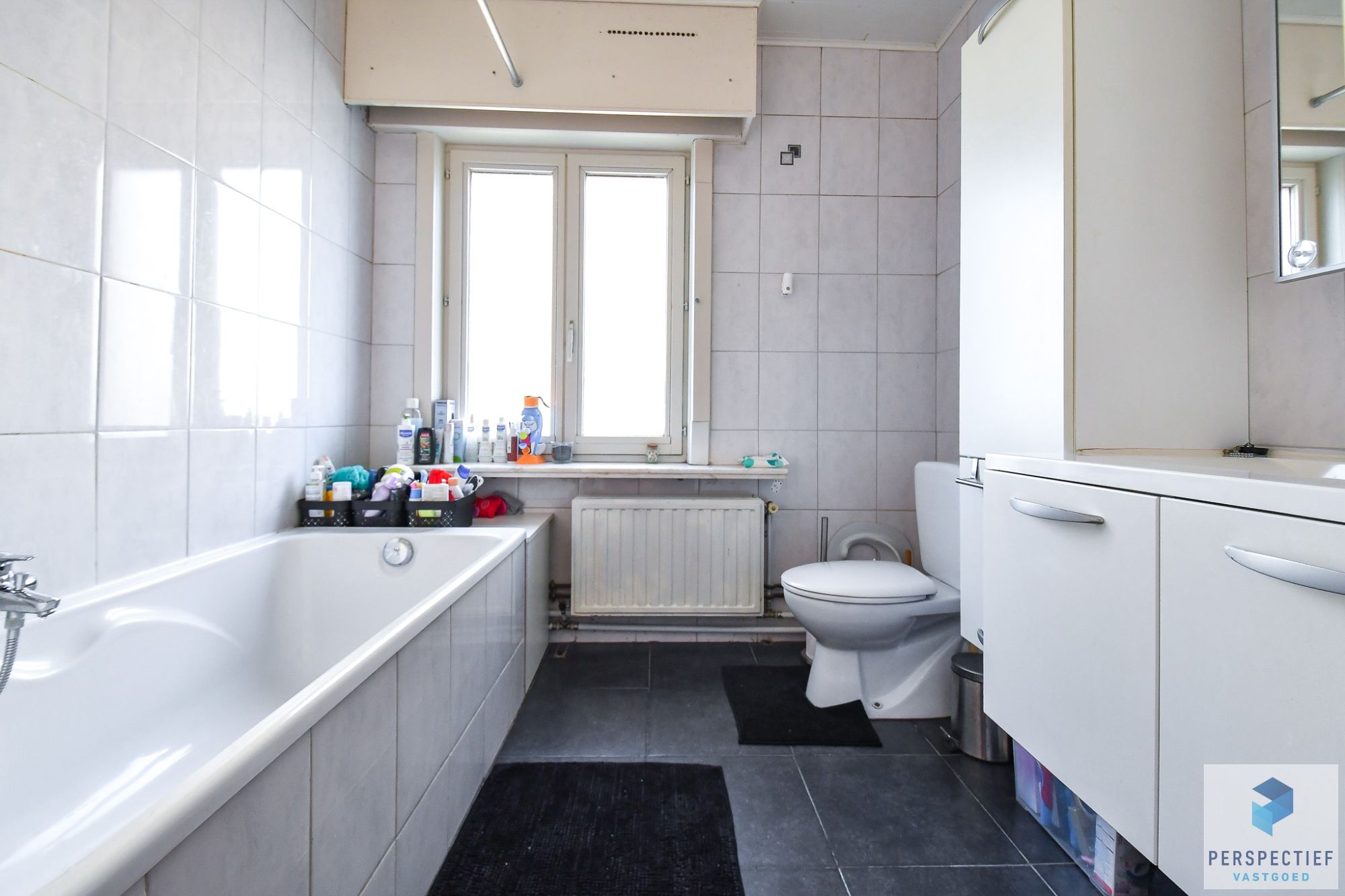 Centraal gelegen ruime woning met 4 slaapkamers en grote tuin foto 9