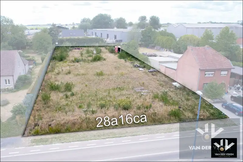 Interessante projectgrond met Zuidwest gerichte oriëntatie van 28 aren 16 centiaren op centrale locatie in Diepenbeek foto {{pictureIndex}}