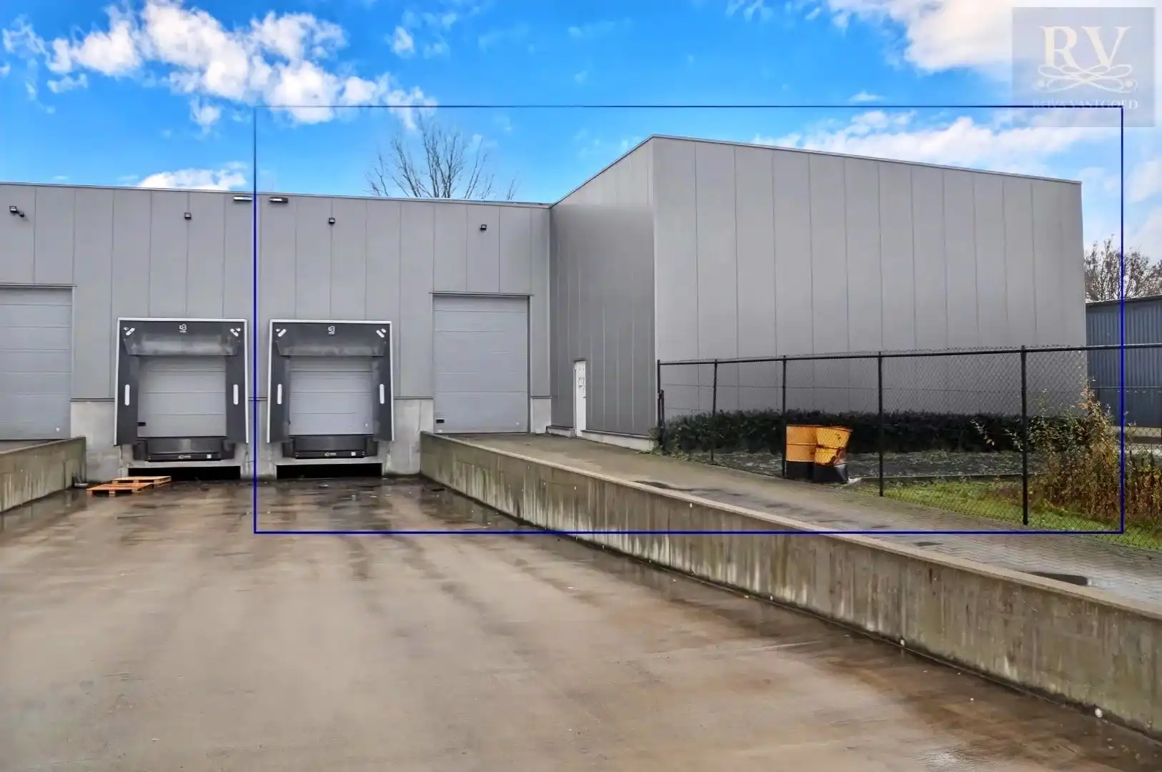 OPSLAGLOODS VAN +-926 M² MET LAADKADE EN POORTEN OP EEN CENTRALE LOCATIE IN ZONHOVEN foto 2