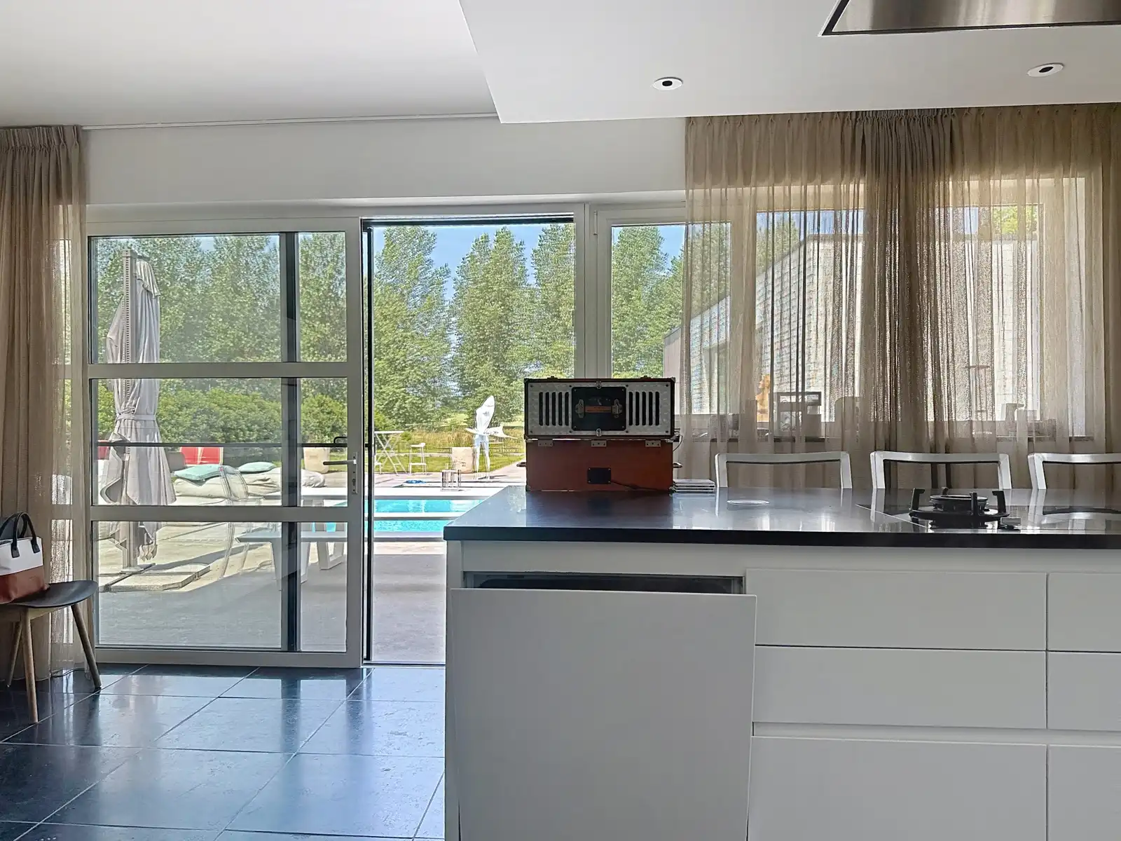 Villa met 5 (6) slks - 2 bdks - zwembad - 370m² bwb opp foto 2