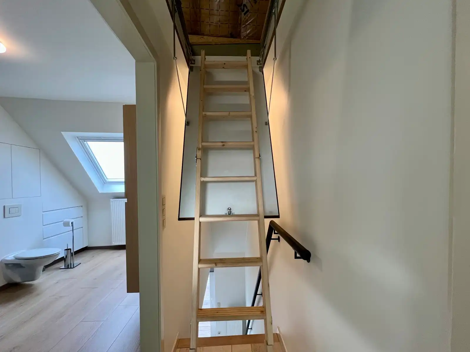 Ruime woning met 6 slk, 2 badk, 2 keukens en dubbele garage foto 33