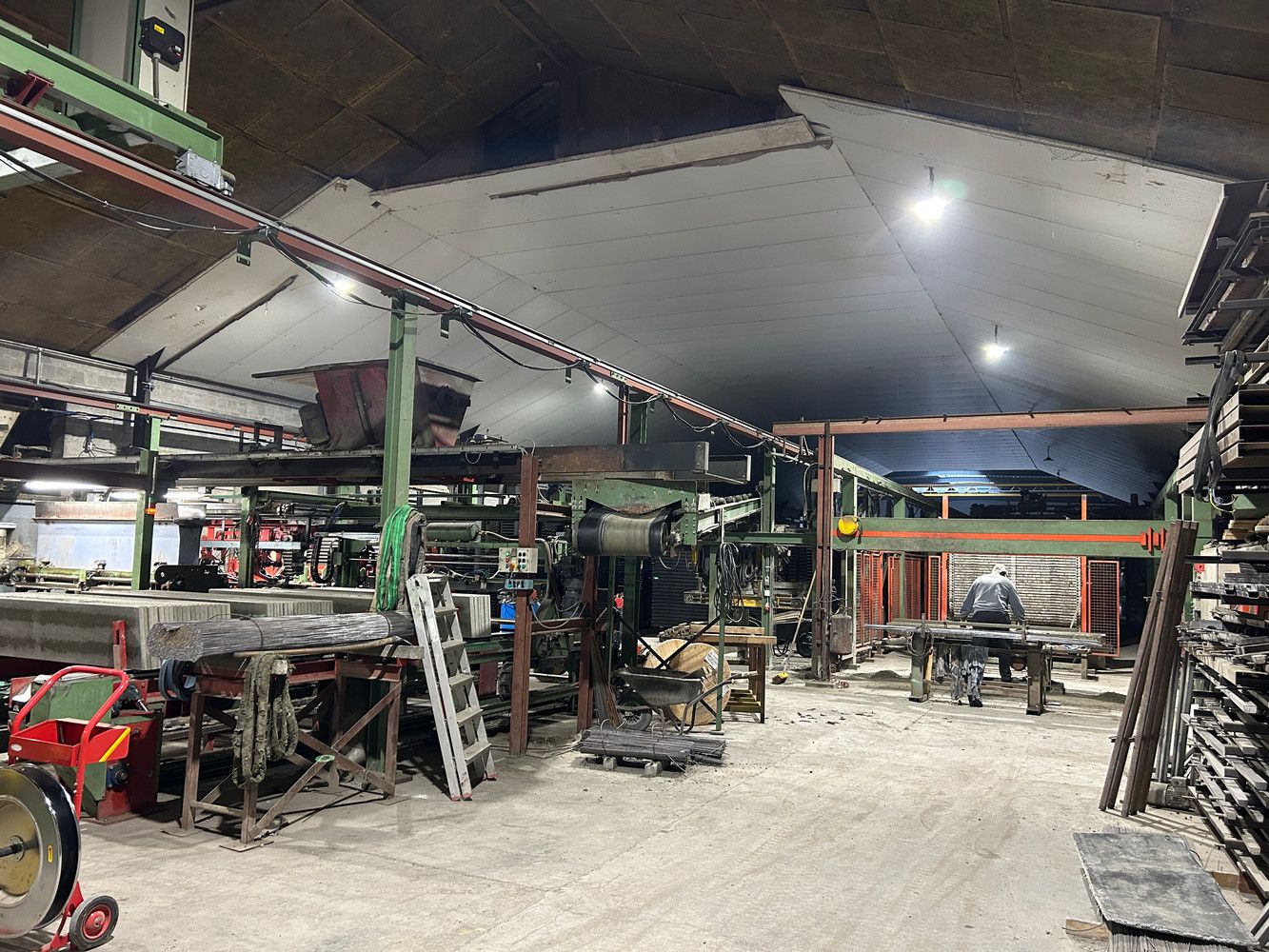 BEDRIJGSPANDEN MET KANTOREN EN MACHINES EN ROLLEND MATERIEEL foto 7