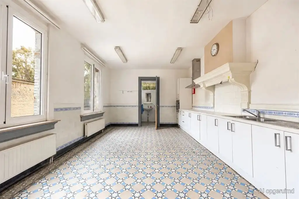 Unieke neogotische pastoriewoningl van ca. 412 m² met kapel foto 4