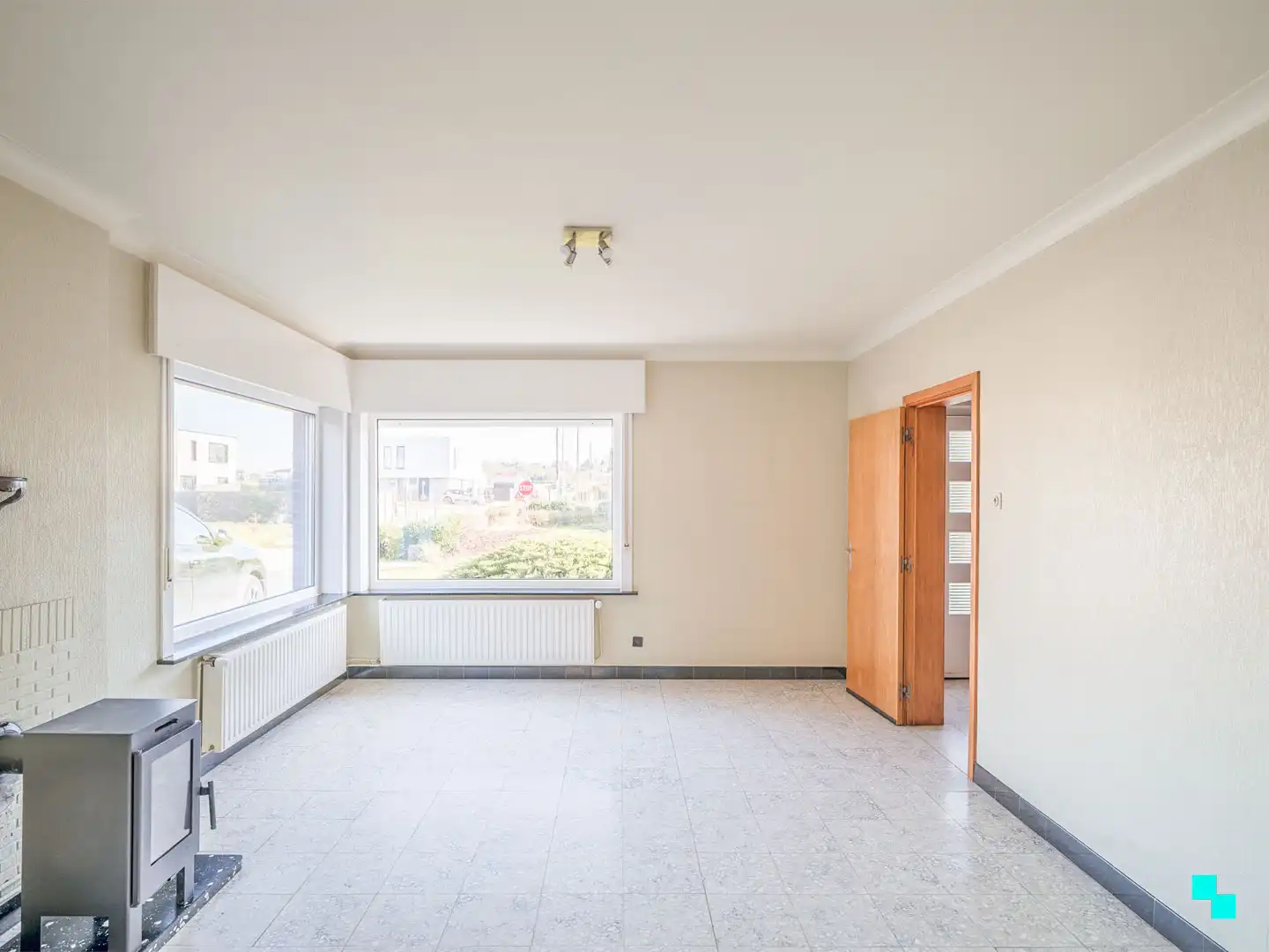 Te renoveren woning met garage en unieke tuingrond grenzend aan het bos foto 4