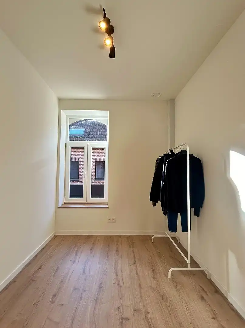 Volledig gerenoveerde rijwoning met 3 slaapkamers en gezellig tuintje. foto 10