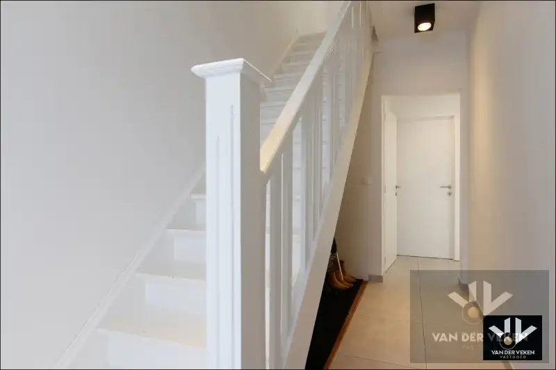 Volledig gerenoveerde en instapklare woning met gezellige stadstuin foto 2