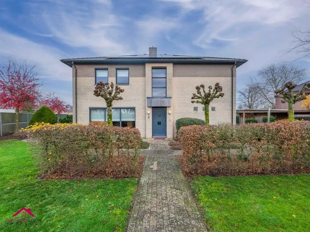 Ruime vrijstaande en instapklare woning in hedendaagse stijl foto {{pictureIndex}}