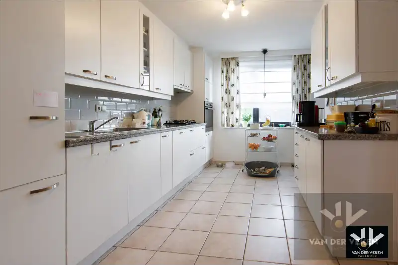 Energiezuinige, instapklare en ruime praktijkwoning met ideale ligging, tal van mogelijkheden en dubbele garage foto 15