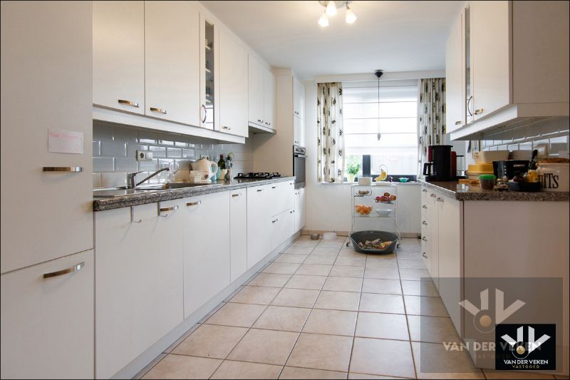 Energiezuinige, instapklare en ruime praktijkwoning met ideale ligging, tal van mogelijkheden en dubbele garage foto 15