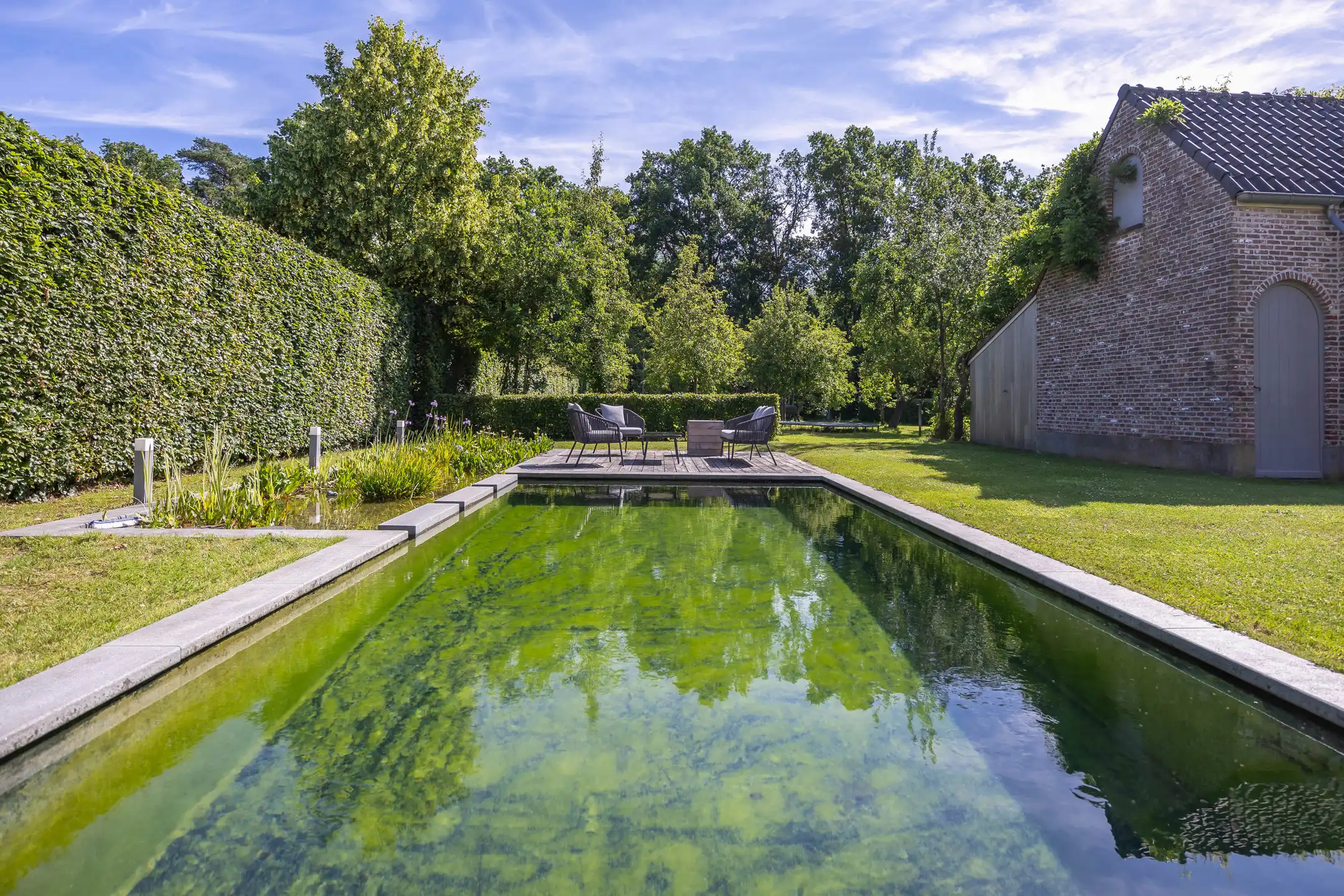 Rustig gelegen villa met prachtige tuin en zwemvijver foto 36