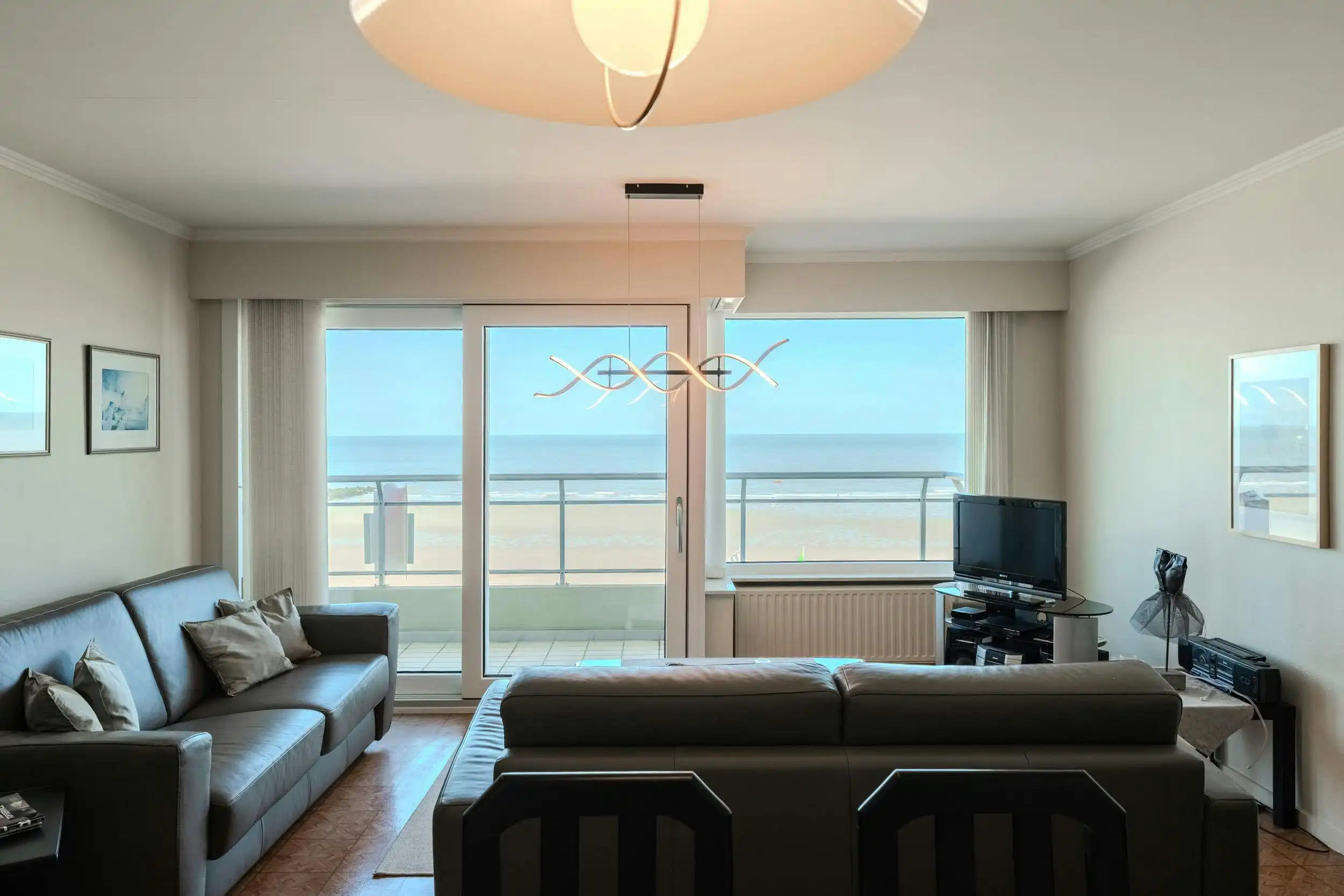Ruim 2 slaapkamer appartement met frontaal zeezicht foto 2