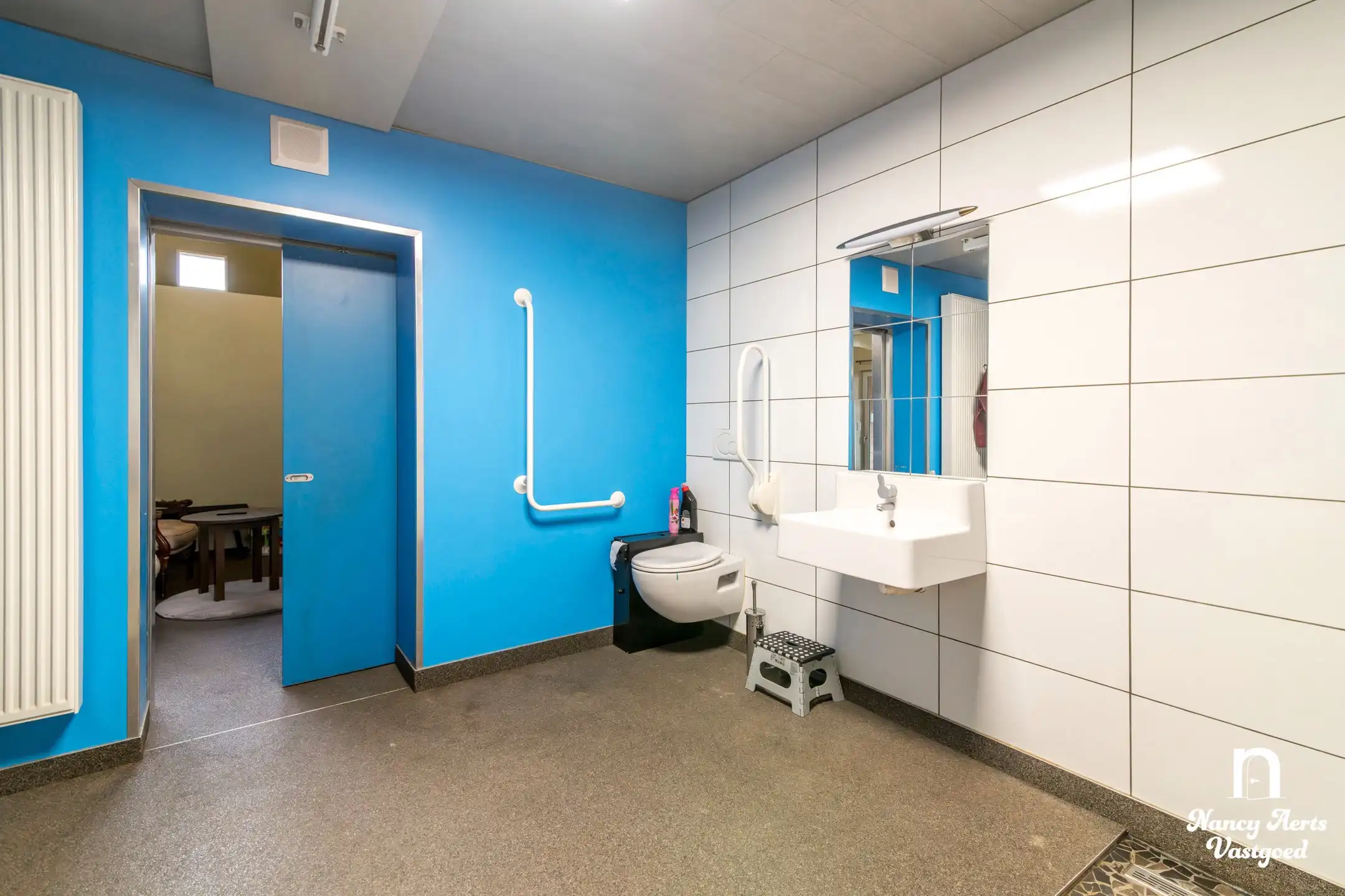 Veelzijdige woning met royale ruimtes en zwembad foto 20