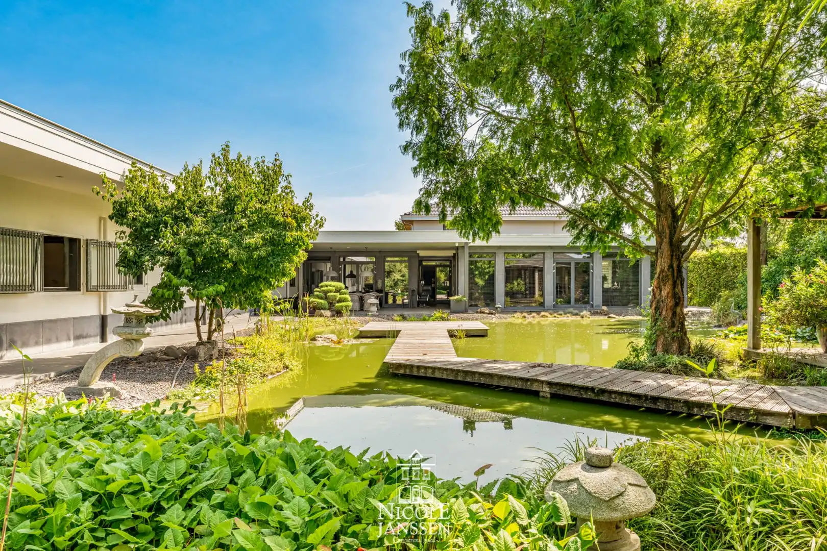 Riante woning met paardenstallen foto 37